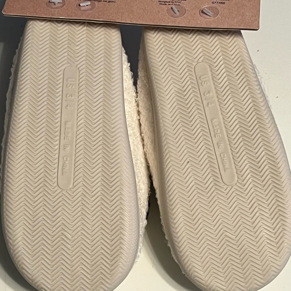 Smiley Face Slippers Unisex Happy Days size 3/4 white with Yellow Face - Picture 4 of 4